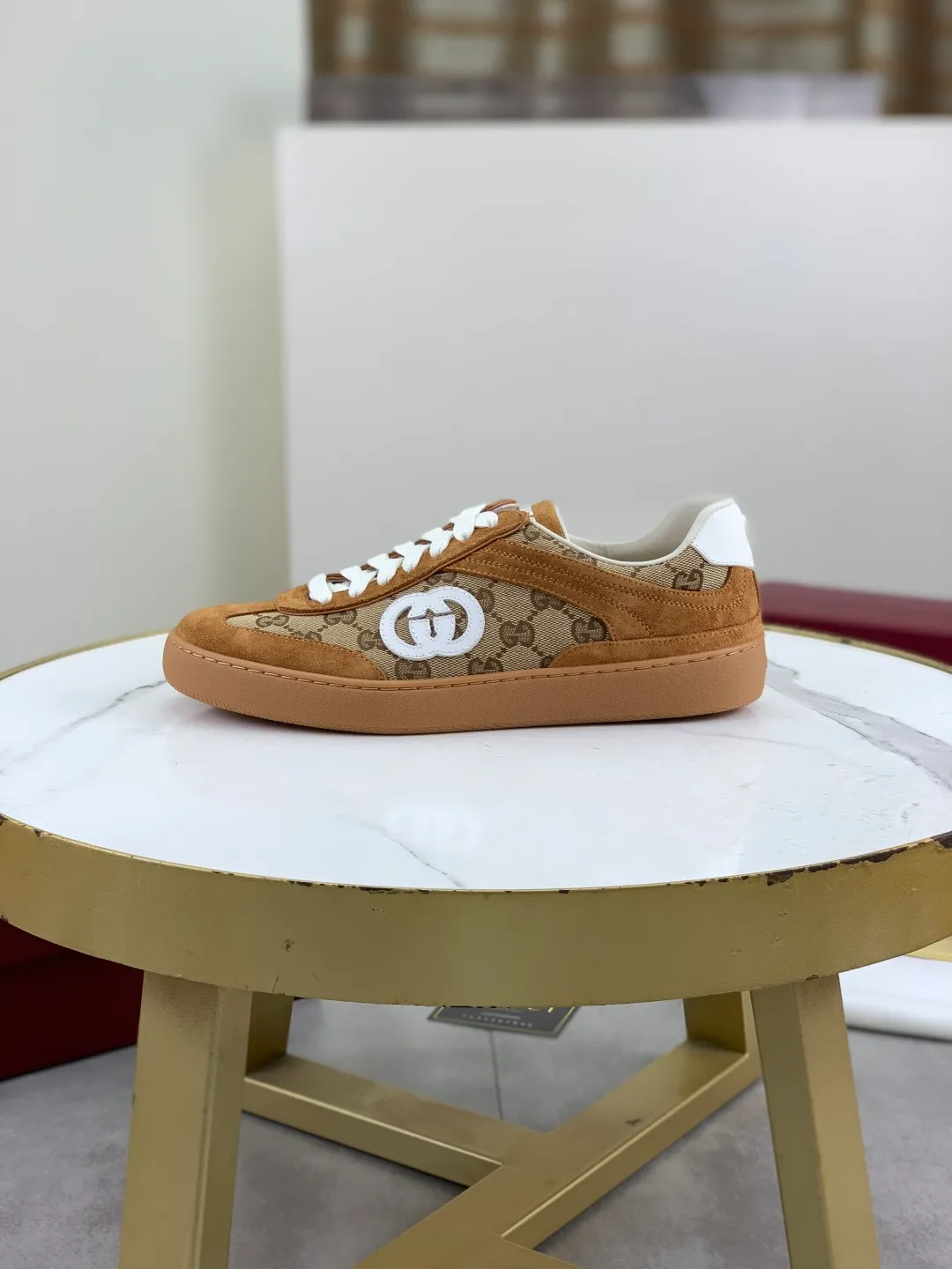 Men's shoes 💰P562 New GUCCI classic design moral training element catwalk model, matching version of top quality moral training shoes for men and women. Epoxy logo process is concave and convex, matching oil edge technology, punched cowhide cloth surface, suede cowhide surface splicing, breathable and not stuffy, the original overlasted shoe model is comfortable on the feet.  Fabric: Matched leather + cloth + mesh Lining: Water-dyed sheepskin Foot: Water-dyed sheepskin Outsole: Original molded TP matching environmentally friendly material Packaging: Top counter full set of packaging Female 35-42 (Female 41.42. Customized) Male 39-46 (46 customized)